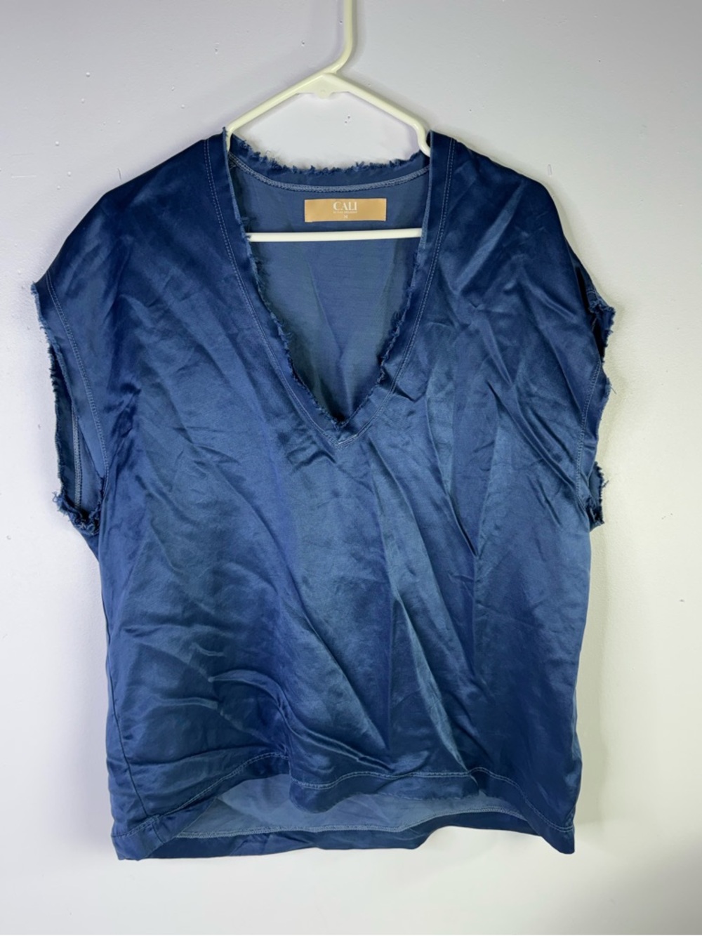 Cali By Cali Dreaming Revolve Womens Satin Raw Hem Top Size M Gray V-Neck Boho